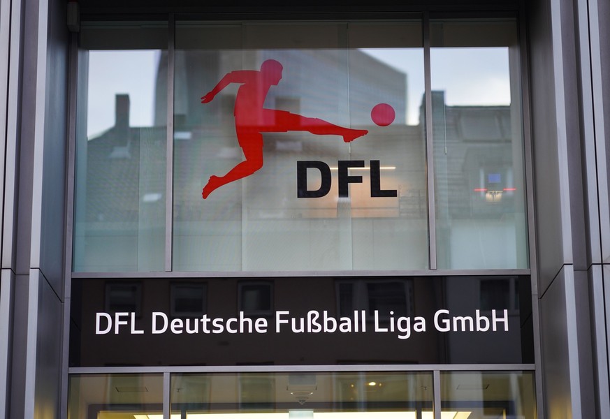 ARCHIV - 08.12.2022, Hessen, Frankfurt/Main: Das Logo der Deutschen Fußball Liga GmbH (DFL) am Eingang der DFL-Zentrale in Frankfurt/Main. (zu dpa: «Voraussichtliche Mannschaften, Fußball-Bundesliga,  ...