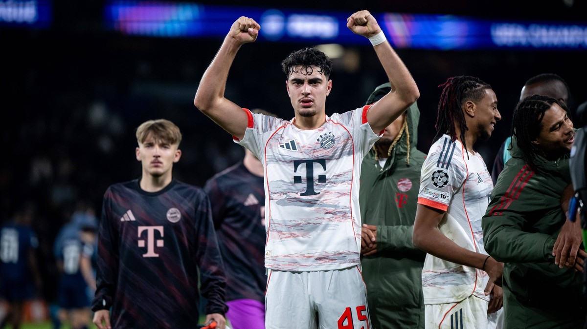 Aleksandar Pavlovic FC Bayern Muenchen, 45 und Team jubeln ueber den Sieg und bedanken sich bei den Fans, GER, Paris Saint Germain vs FC Bayern Muenchen, Fussball, UEFA Champions League, Ligaphase, 4. ...