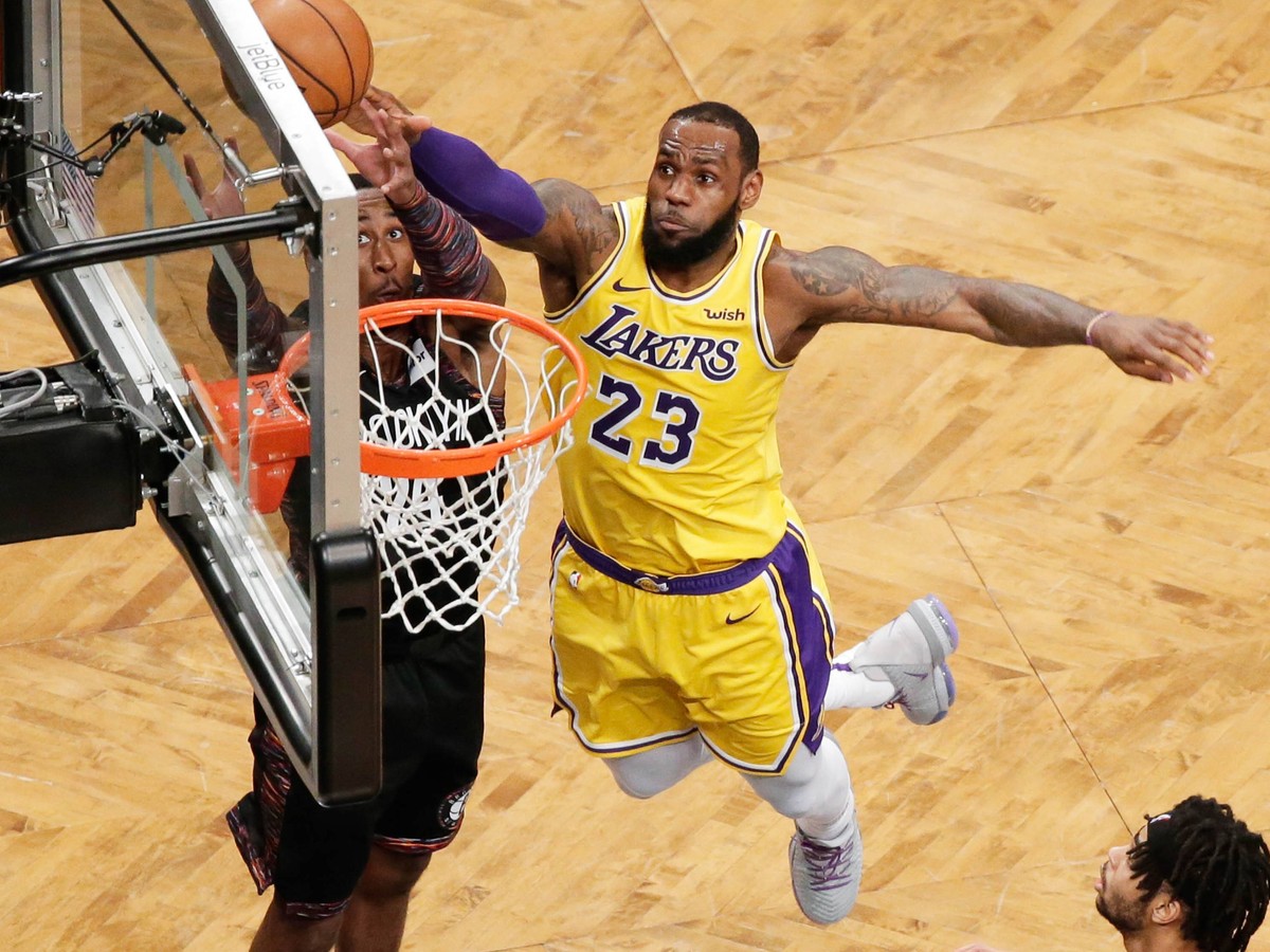 Sport Themen der Woche KW51 Los Angeles Lakers LeBron James and Brooklyn Nets Rondae Hollis-Jefferson reach for a rebound in the first half at Barclays Center in New York City on December 18, 2018. Th ...