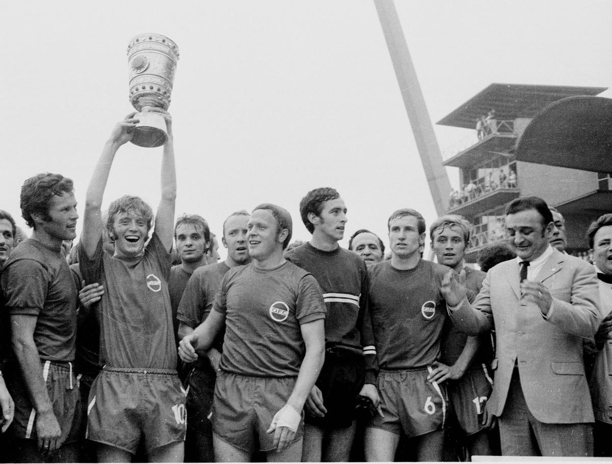 Winfried Schäfer reckt den Pokal in die Höhe.