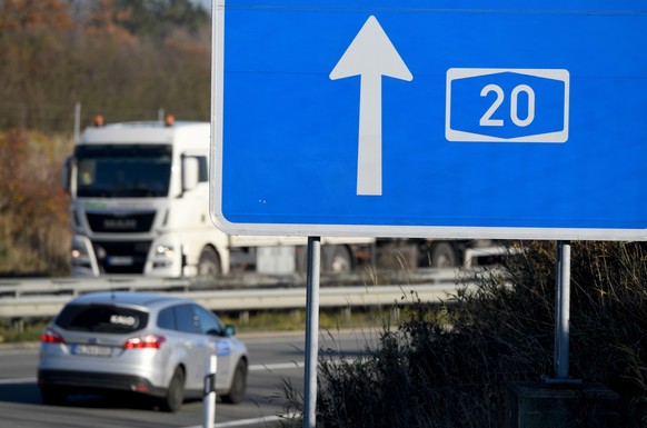 ARCHIV - 14.11.2018, Schleswig-Holstein, Geschendorf: Autos fahren hinter einem Hinweisschild zur A20 auf der Autobahn. Diese endet seit 2009 infolge von Klagen und Gerichtsentscheidungen �stlich von  ...