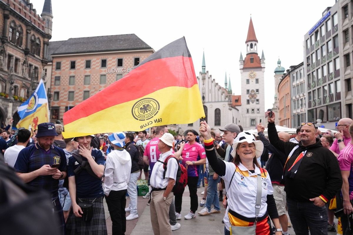UEFA EURO, EM, Europameisterschaft,Fussball 2024 - Previews - Friday June 14th Germany fans at Marienplatz square, Munich. Scotland will face Germany in the Euro 2024 opener later this evening. Pictur ...