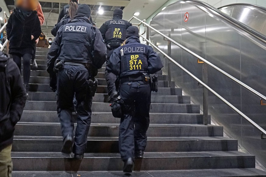 Waffenverbot im Hauptbahnhof von Essen BEARBEITET LT. DSGVO: Im Bereich des Essener Hauptbahnhofs ist wegen der Zunahme von Straftaten ein Waffenverbot ausgesprochen worden. Polizisten der Bundespoliz ...