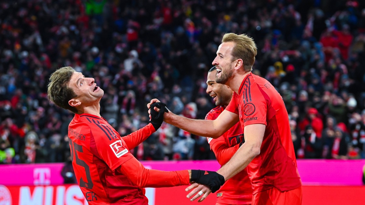 Harry Kane FC Bayern Muenchen und Thomas Mueller FC Bayern Muenchen bejubeln das dritte Tor ihrer Mannschaft waehrend des Spiels der 1. Bundesliga zwischen FC Bayern M