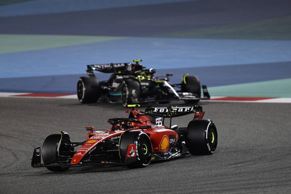 Formula 1 2023: Bahrain GP BAHRAIN INTERNATIONAL CIRCUIT, BAHRAIN - MARCH 05: Carlos Sainz, Ferrari SF-23, leads Sir Lewis Hamilton, Mercedes F1 W14 during the Bahrain GP at Bahrain International Circ ...