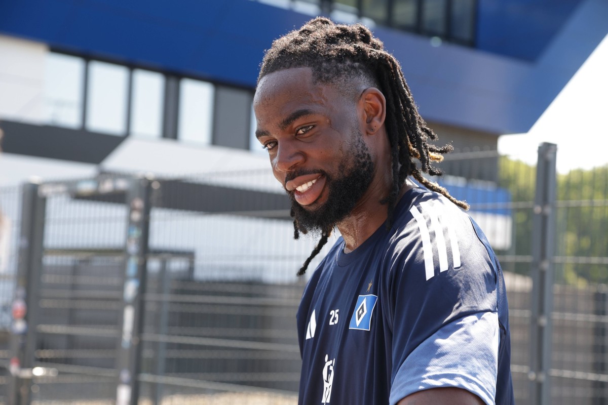 GER, xFSx ,Hamburg, HSV , 1. Bundesliga , Fussball, DFL, Hamburger SV Trainingsauftakt , am Hamburger Volksparkstadion , 02.07.2025 , v.l. Jordan Torunarigha Hamburger SV ,25 DFL regulations prohibit  ...