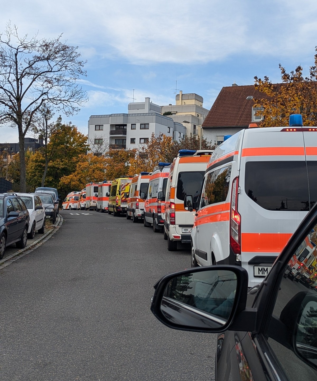 Der &quot;Kultur.Konvoi&quot; auf dem Weg zur Ukraine: Diverse Rettungswagen und eine mobile Arztpraxis werden in Lwiw übergeben, um Menschen zu helfen, die von den Folgen des Kriegs betroffen sind.