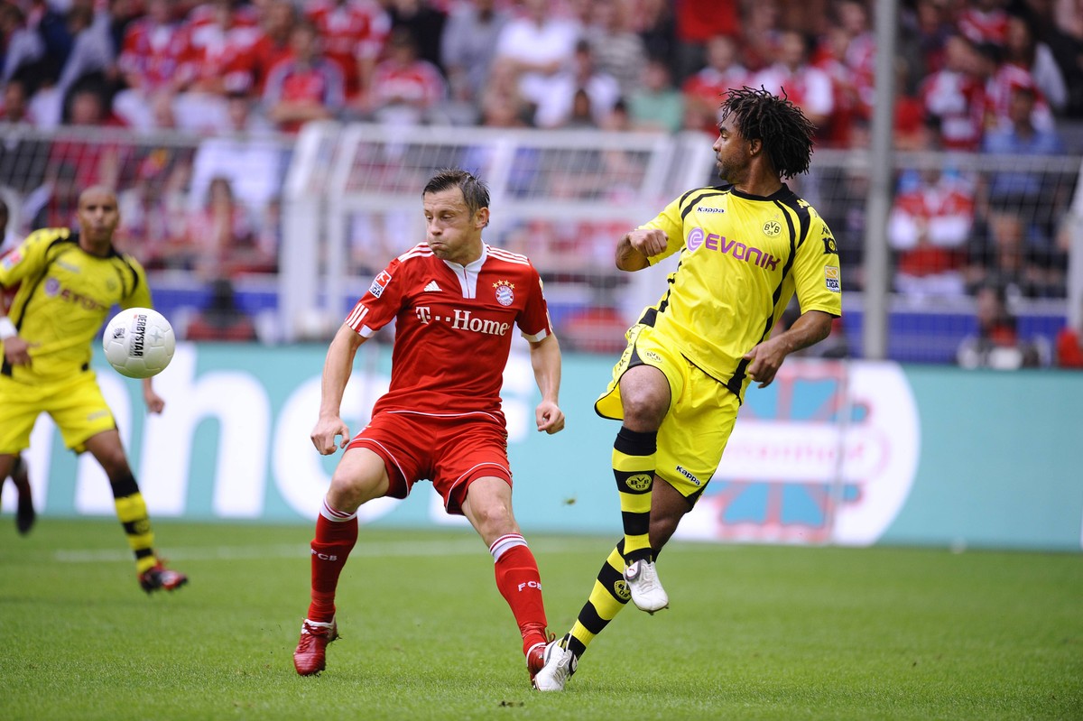 OLIC Ivica und OWOMOYELA Patrick Fussball Bundesliga Borussia Dortmund gegen FC Bayern Muenchen im Signal Iduna Park 1 : 5 12.09.2009 PUBLICATIONxINxGERxSUIxAUTxHUNxSWExNORxDENxFINxONLY
Olic Ivica ...