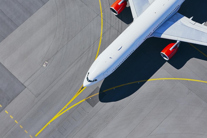 Flugzeug auf Landebahn