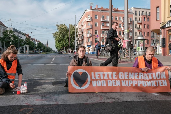 Letzte Generation Blockade in Berlin Psychologist Jana Mestmaecker. On May 22, 2023 activists of the Last Generation blocked a road in Berlin, Germany. During the action a driver spit on an activist a ...