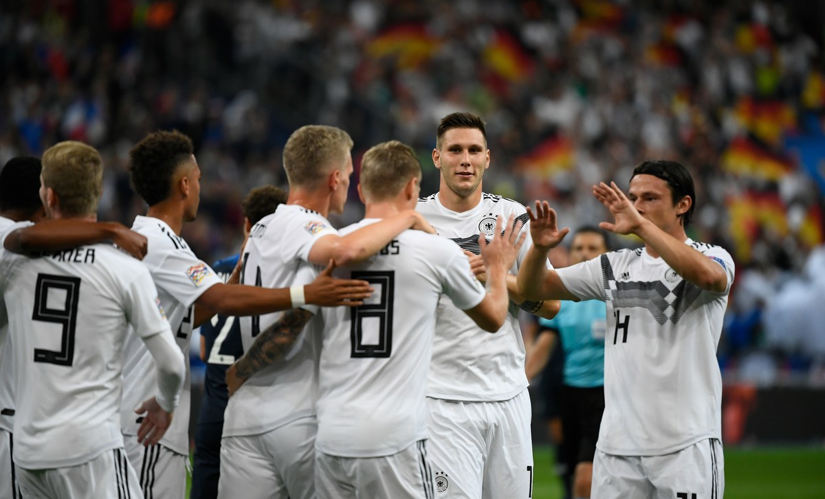 Toni Kroos wird von seinen Teamkollegen umjubelt, nachdem er das 1:0 per Elfmeter gegen Frankreich erzielt hat. Foto:&nbsp;