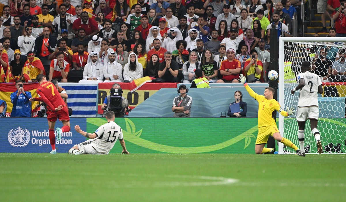 Fussball, Herren, Saison 2022/23, WM in Katar, Gruppe E 2. Spieltag, Spanien - Deutschland im Al-Bayt Stadium in Al-Khor, v. l. Alvaro Morata Spanien erzielt das Tor zum 1:0 gegen Niklas Süle Deutschl ...