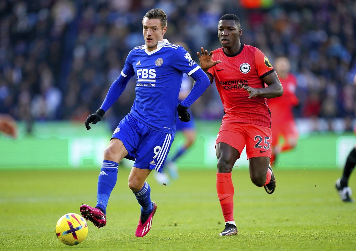 Leicester&#039;s Jamie Vardy, left, and Brighton&#039;s Moises Caicedo battle for the ball during the English Premier League soccer match between Leicester City and Brighton &amp; Hove Albion at the K ...