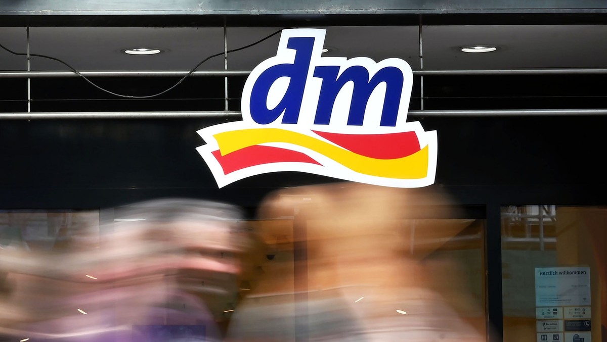 ARCHIV - 14.08.2023, Baden-Württemberg, Karlsruhe: Außenaufnahme einer Filiale der Drogeriemarktkette dm in der Karlsruher Innenstadt (Aufnahme mit Langzeitbelichtung). Vor 50 Jahren wurde am 28. Augu ...