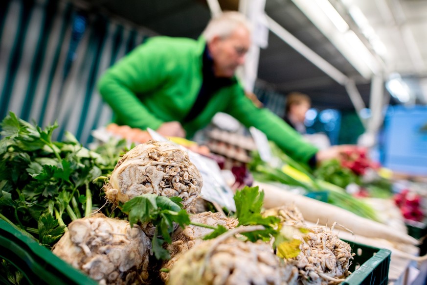 30.09.2022, Niedersachsen, Oldenburg: Eine Kiste mit Sellerieknollen steht an einem Obst- und Gemüsestand auf einem Wochenmarkt. Zweistellige Inflationsraten belasten die Verbraucher in diesem Herbst. ...
