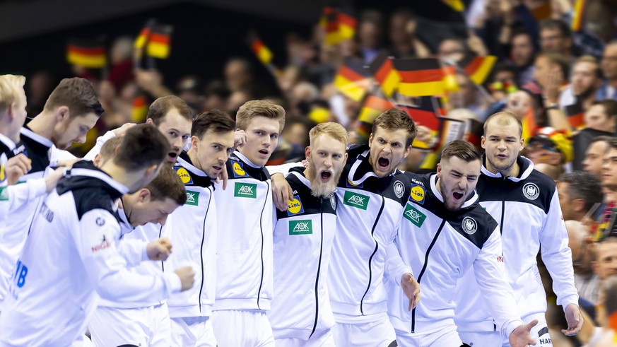 Deutsche Fans schwenken mit Fahnen auf der Tribüne. Deutschland vs. Frankreich, Vorrunde, Handball, IHF Handball Weltmeisterschaft, 15.01.19 Berlin Berlin Germany Mercedes-Benz-Arena *** German fans w ...