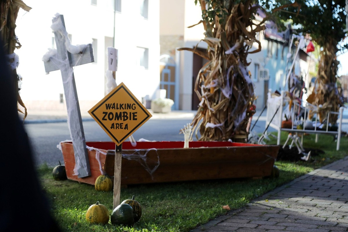 Halloweenhaus Kölleda 24.10.2021 , Kölleda, Halloweenhaus, Skelette, Spinnenweben, Hexen und Gräber, auch ein Sarg zum Probeliegen wurde aufgestellt