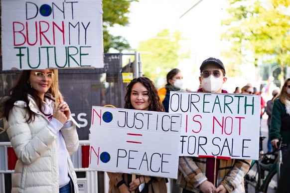 Globaler Klimastreik in München Am 23.9.2022 versammelten sich in München Tausende Menschen, um gemeinsam mit Fridays for Future auf dem Globalen Klimastreik für Klimagerechtigkeit, den Ausbau der dez ...