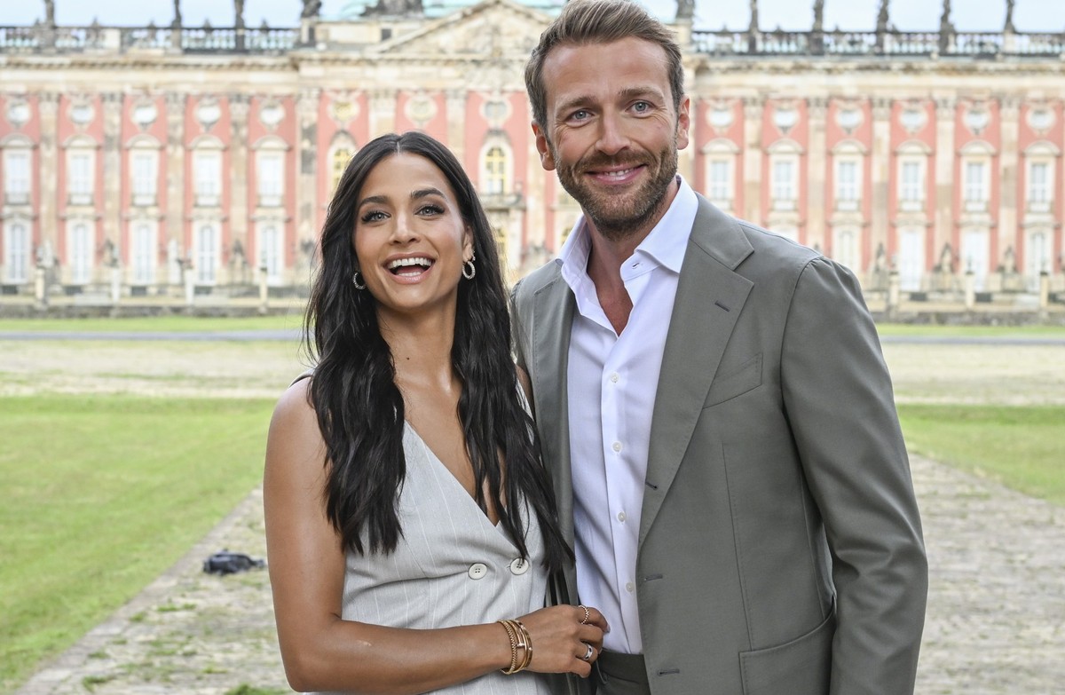 02.07.2024, Brandenburg, Potsdam: Amira Pocher und Christian Düren kommen zur Show des Labels Marc Cain in die Kolonnaden mit Triumphtor am Neuen Palais. Sie zeigen sich erstmals gemeinsam in der Öffe ...