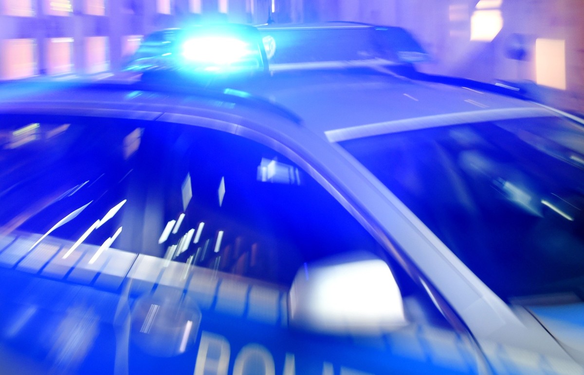 ARCHIV - 06.08.2015, Schleswig-Holstein, Flensburg: SYMBOLBILD - Ein Streifenwagen der Polizei steht mit eingeschaltetem Blaulicht auf der Straße. (zu dpa: «Polizei ermittelt: Rassismus-Vorwurf in der ...