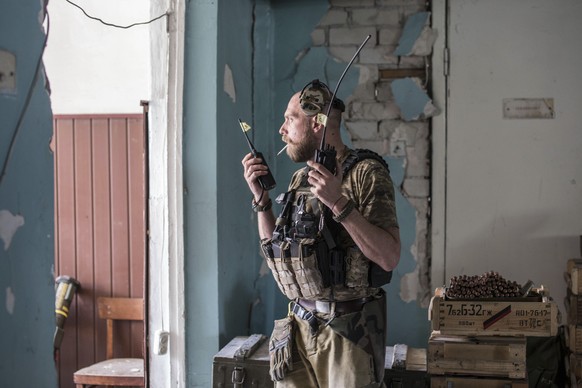 HANDOUT - 08.06.2022, Ukraine, Sjewjerodonezk: Ein ukrainischer Soldat h