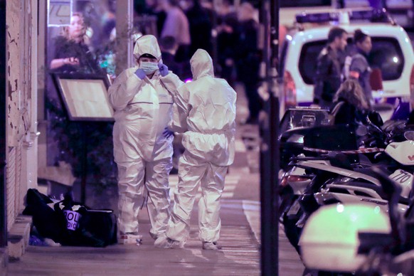 Polizisten bei der Spurensicherung nach nach einem Messerangriff im Zentrum von Paris.