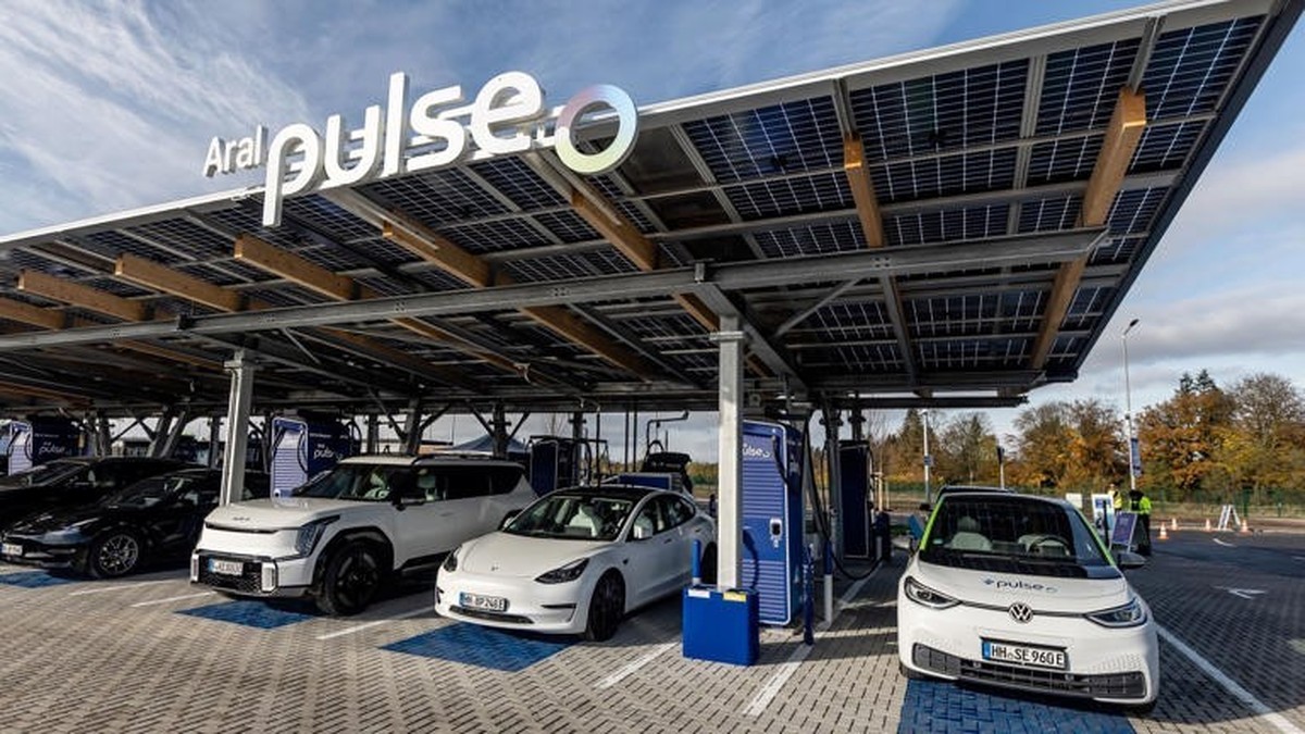 Bis zu 28 E-Autos haben Platz in Arals neuem Ladepark.