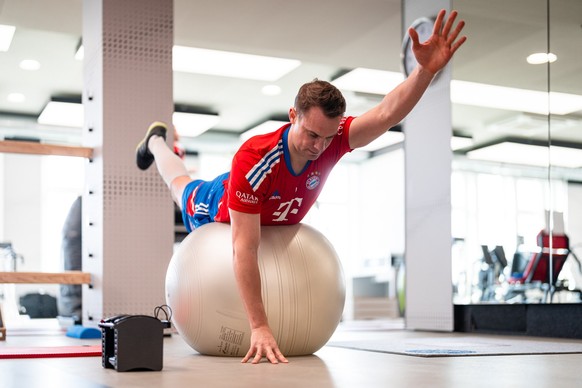 ARCHIV - 02.03.2023, Bayern, München: Manuel Neuer bei Cardio-Übungen im Fitnessraum des deutschen Rekordmeisters FC Bayern München. Nationaltorwart Manuel Neuer trainiert nach seinem Unterschenkelbru ...