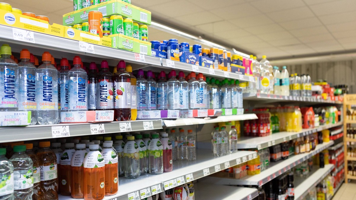 Getränke von verschiedenen Herstellern im Regal beim Discounter, unter anderem Active. Landkreis Osnabrück Niedersachsen *** Drinks from different manufacturers on the shelf at the discounter, includi ...