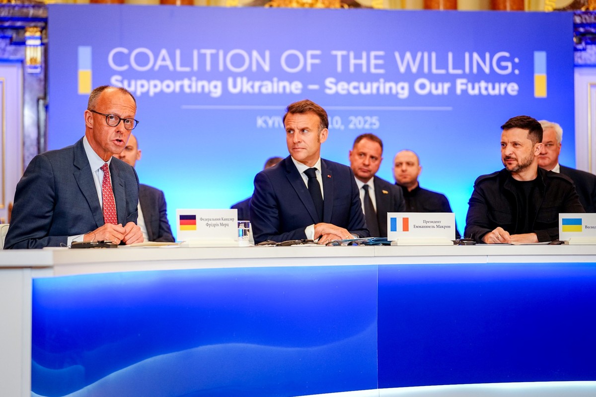 ARCHIV - 10.05.2025, Ukraine, Kiew: Bundeskanzler Friedrich Merz (l-r, CDU), Frankreichs Präsident Emmanuel Macron, und Wolodymyr Selenskyj, Präsident der Ukraine, nehmen an einer Video-Konferenz der ...