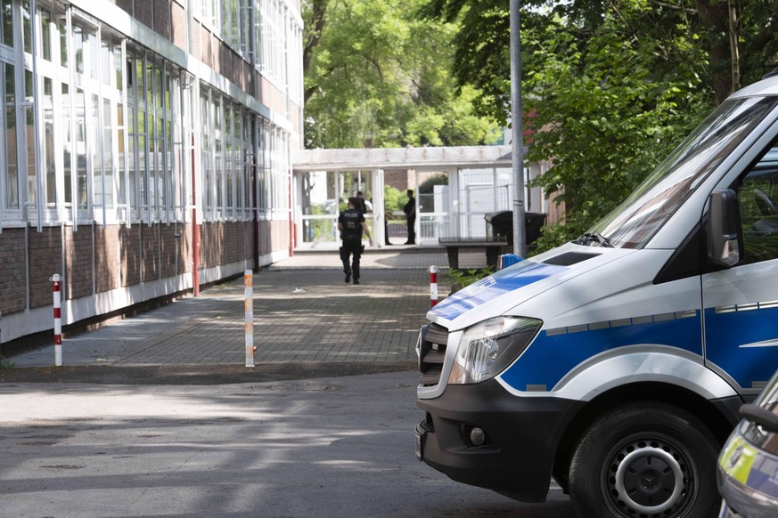 Polizeibeamte durchsuchen die Realschule am Schloss Borbeck in Essen nach Sprengsätzen.