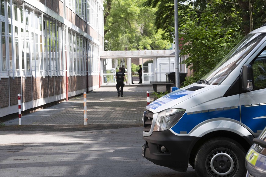 Polizeifahrzeug und Polizeibeamte vor der Realschule am Schloss Borbeck, die Schule gilt als ein moegliches Ziel eines Schuelers, der im Verdacht steht ein Attentat/einen Amoklauf an seiner frueheren  ...