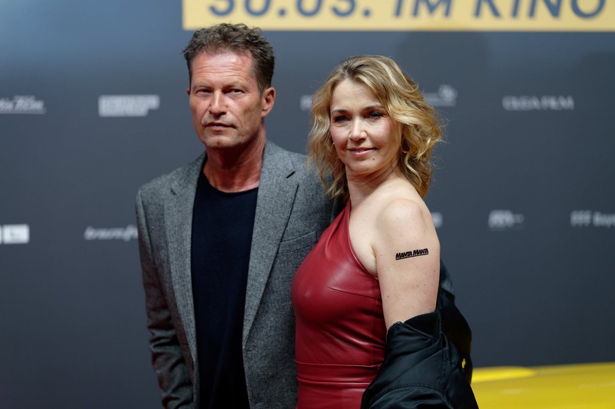 26.03.2023, Nordrhein-Westfalen, Köln: Die Schauspieler Til Schweiger (l) und Tina Ruland (r) kommen zu Premiere des Films &quot;Manta Manta - Zwoter Teil&quot;. Foto: Henning Kaiser/dpa +++ dpa-Bildf ...