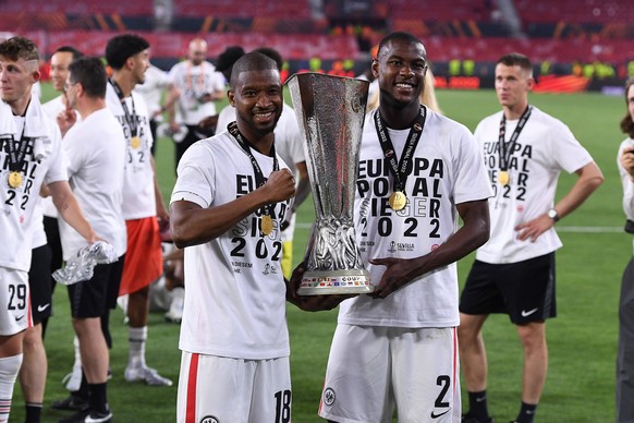 Evan N'Dicka (r.) und Almamy Touré mit der Europa League-Trophäe.