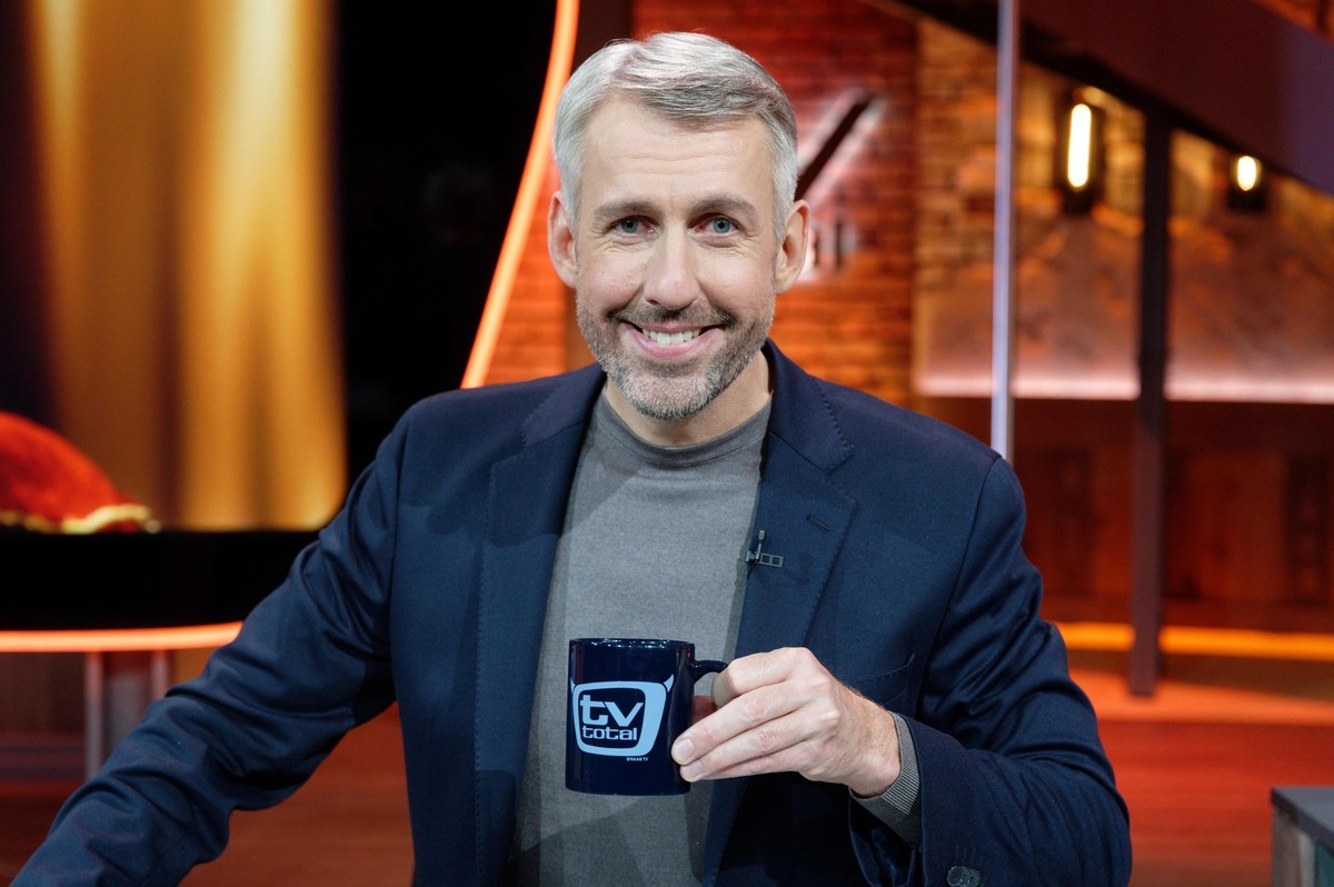 ARCHIV - 10.11.2021, Nordrhein-Westfalen, Köln: Der Entertainer Sebastian Pufpaff sitzt nach der Aufzeichnung der ersten Sendung der wieder aufgenommenen ProSieben-Comedyshow «TV total» im Studio. (zu ...