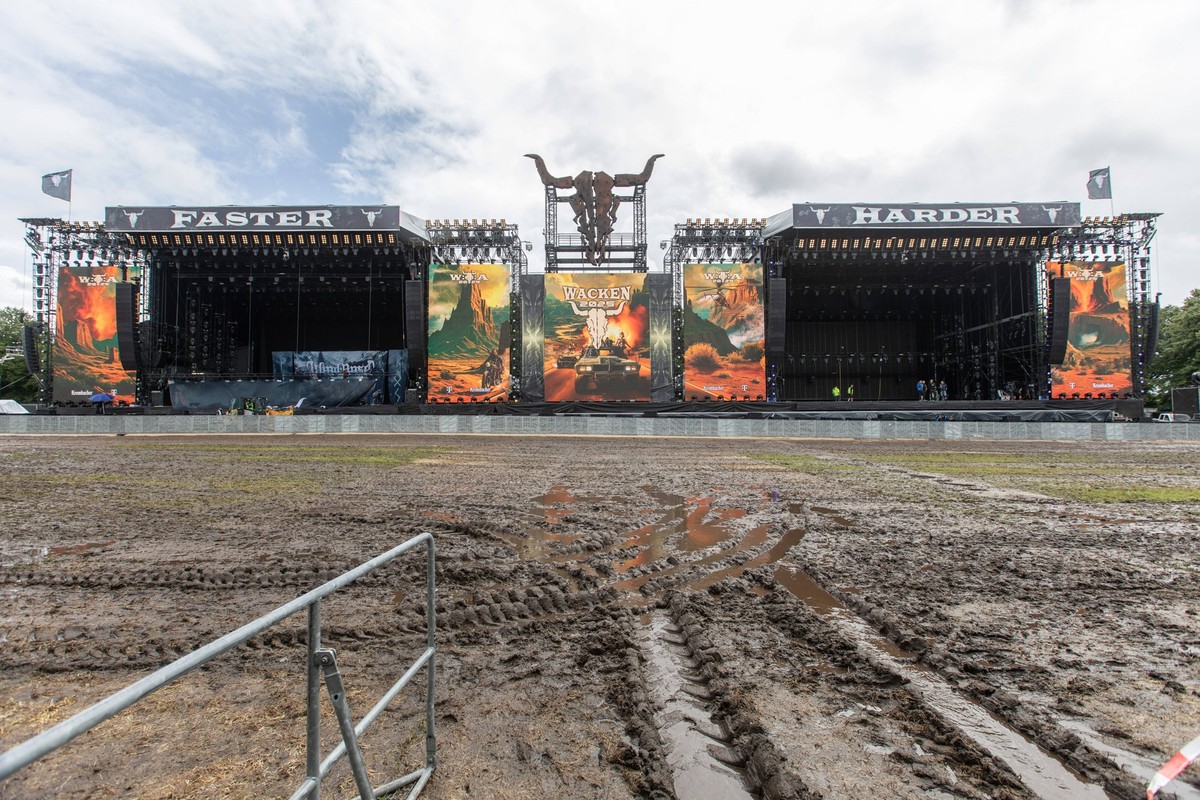 Wacken 2025 Eröffnung bei strömendem Regen schreckt echte Fans nicht ab. bereits Stunden vor der Öffnung des Infileds des Wacken Open Air drängten sich die Metalheads aus aller Welt vor dem Einlass. P ...