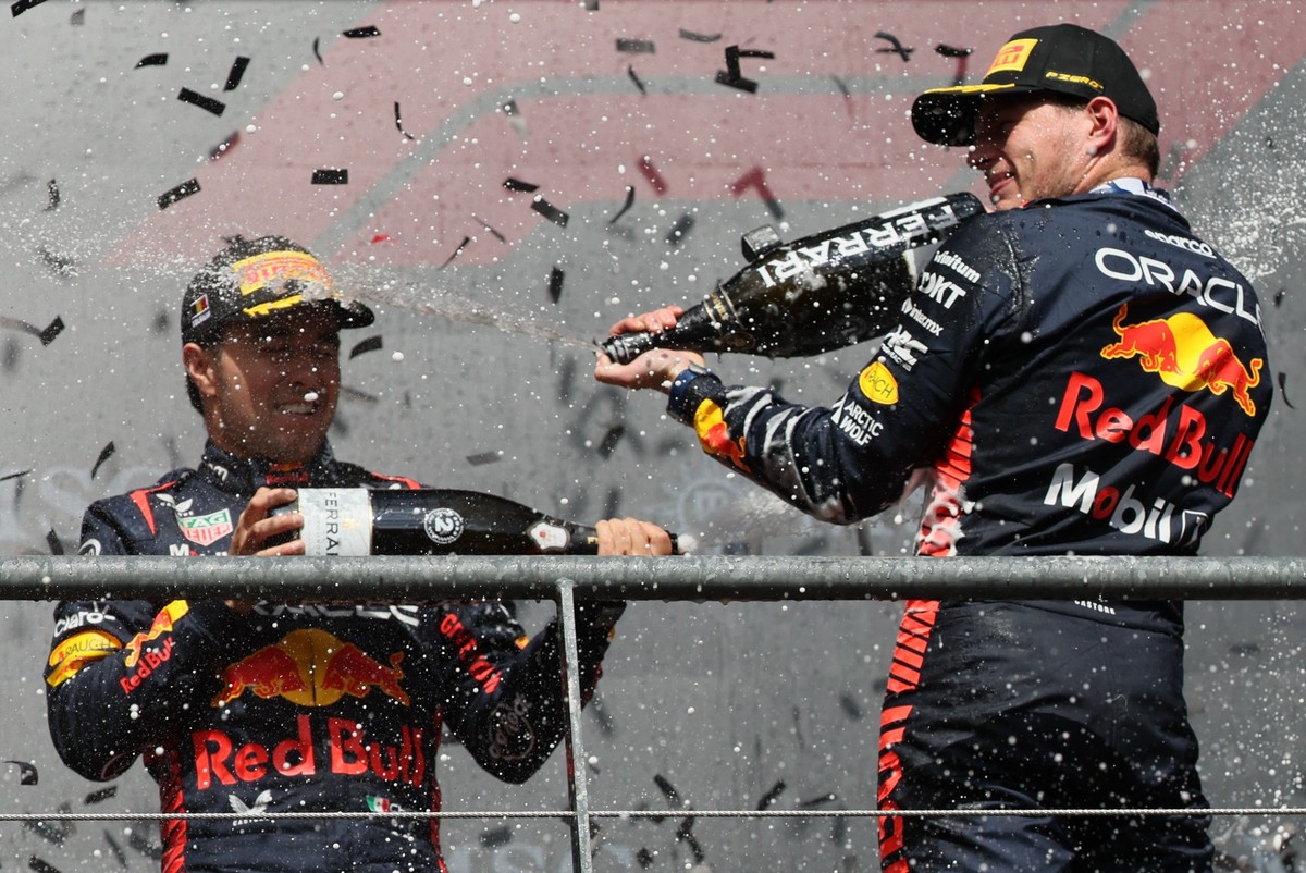 dpatopbilder - 30.07.2023, Belgien, Stavelot: Motorsport: Formel-1-Weltmeisterschaft, Grand Prix von Belgien, Rennen: der zweitplatzierte Sergio Perez (l) aus Mexiko vom Team Red Bull und der Sieger M ...
