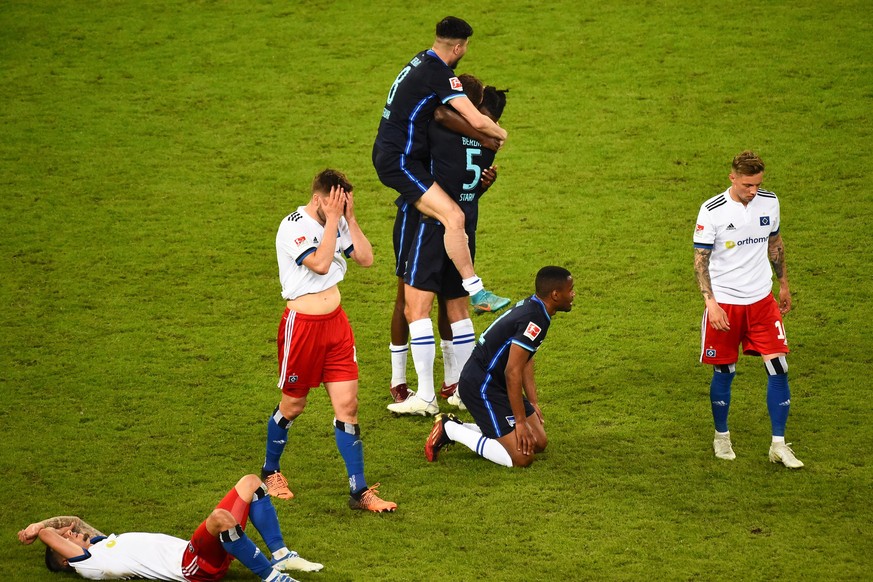 Fußball: Bundesliga - Relegation, Hamburger SV - Hertha BSC, Relegation, Rückspiele, Volksparkstadion. Spieler von Hertha und dem HSV reagieren nach dem Ende der Partie. Hertha verbleibt in der Bundes ...