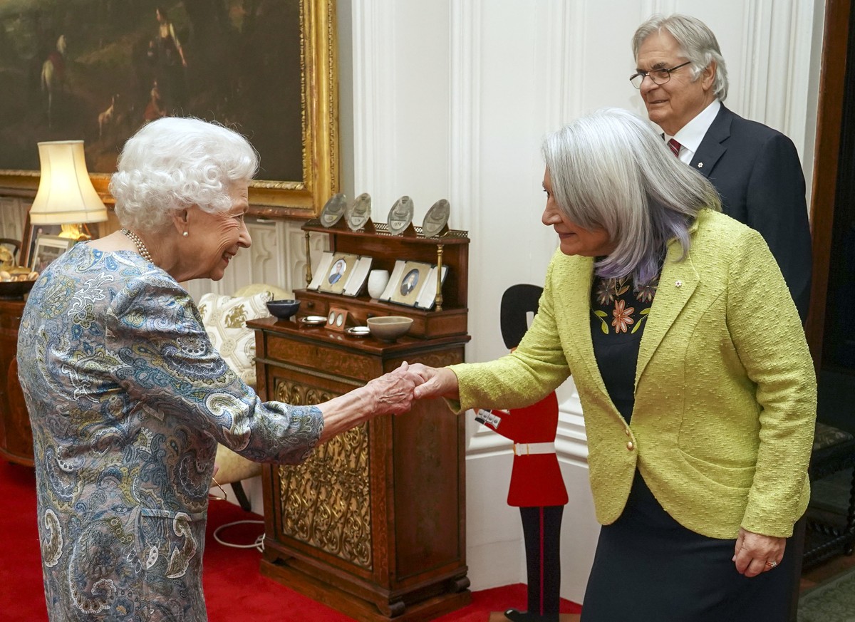 Britain&#039;s Queen Elizabeth II welcomes the new Governor General of Canada, Mary Simon and her husband Whit Fraser for tea in the Oak Room at Windsor Castle in Windsor, England, Tuesday, March 15,  ...