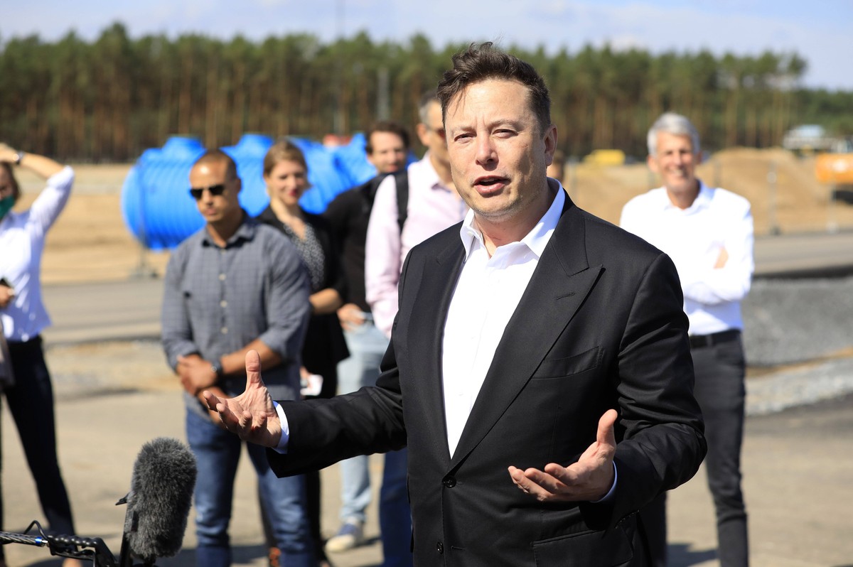 Elon Musk beim ersten Richtfest auf der Baustelle der Tesla Gigafactory Berlin-Brandenburg. Gr�nheide, 03.09.2020 *** Elon Musk at the first topping-out ceremony on the construction site of the Tesla ...