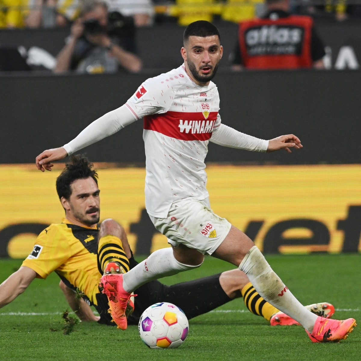 06.04.2024, Nordrhein-Westfalen, Dortmund: Fußball: Bundesliga, Borussia Dortmund - VfB Stuttgart, 28. Spieltag, Signal Iduna Park. Stuttgarts Deniz Undav (r) und Dortmunds Mats Hummels kämpfen um den ...