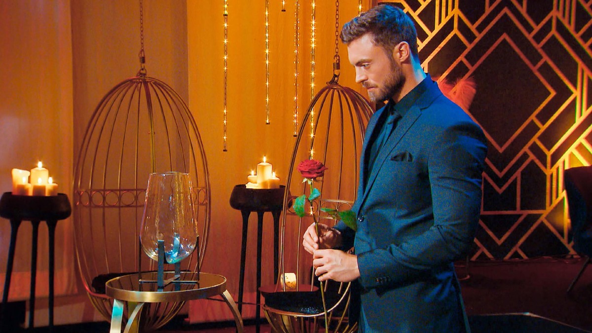 Niko richtete in der ersten "Bachelor"-Folge immer wieder auch Kommentare an die Crew – eine lustige Neuheit.
