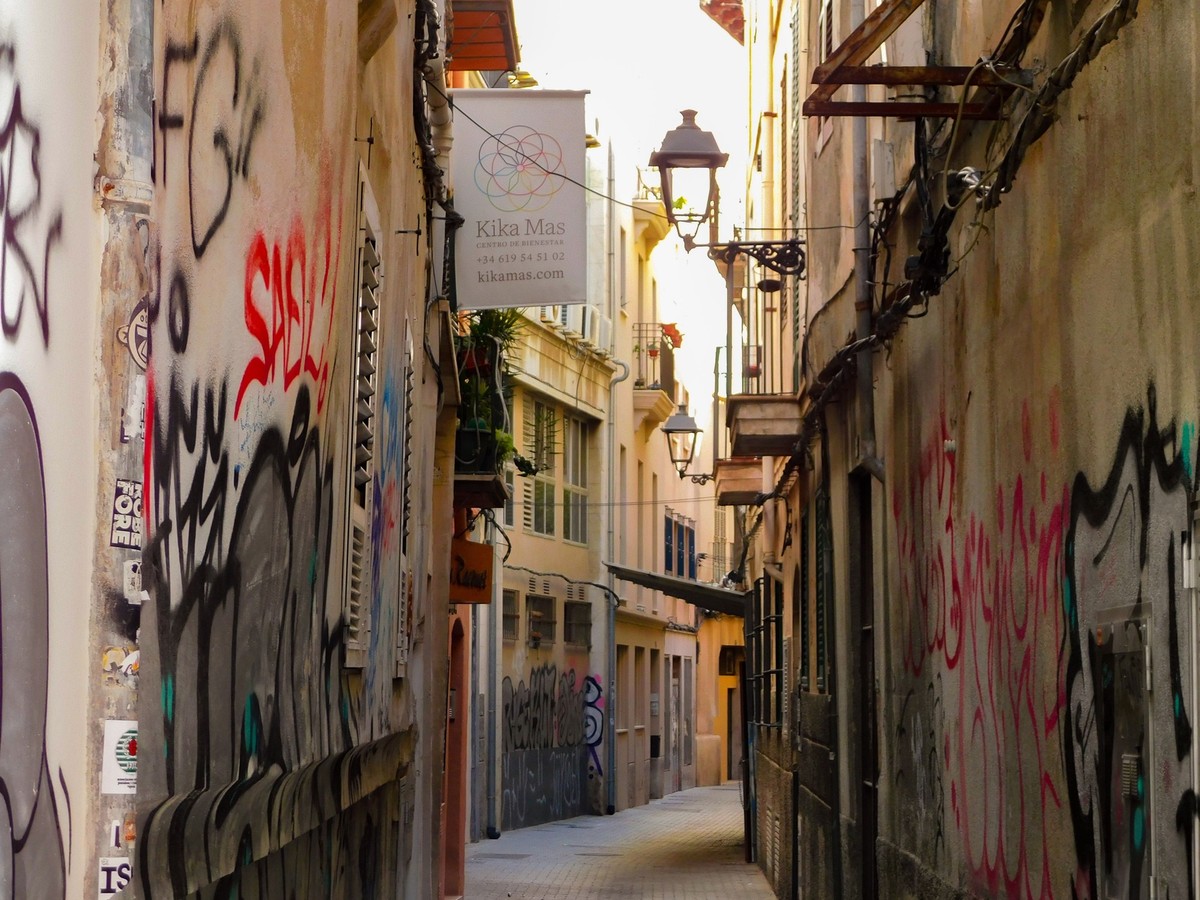 Auf Mallorca gibt es schöne Gassen. Nur mit ihrer Verzierung sind einige nicht zufrieden.