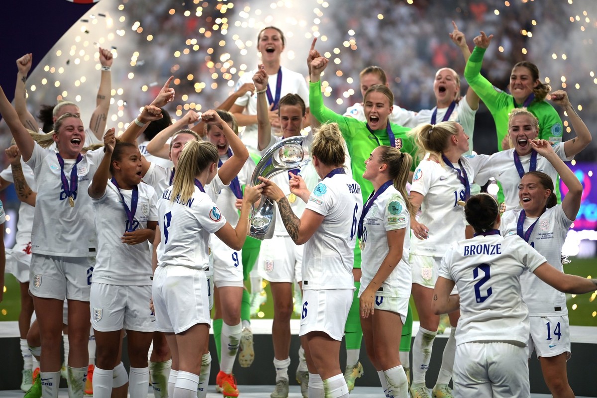 ARCHIV - 31.07.2022, Gro�britannien, London: Fu�ball, Frauen, EM 2022, England - Deutschland, Finale, Wembley Stadion: Die englische Mannschaft feiert mit dem Siegerpokal. (zu dpa: �2023 auch �Finalis ...