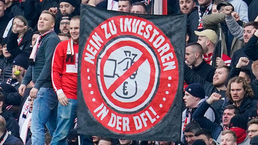 ARCHIV - 17.02.2024, Hessen, Darmstadt: Fußball: Bundesliga, SV Darmstadt 98 - VfB Stuttgart, 22. Spieltag, Merck-Stadion am Böllenfalltor. Stuttgarts Fans halten ein Banner mit dem Schriftzug «Nein z ...