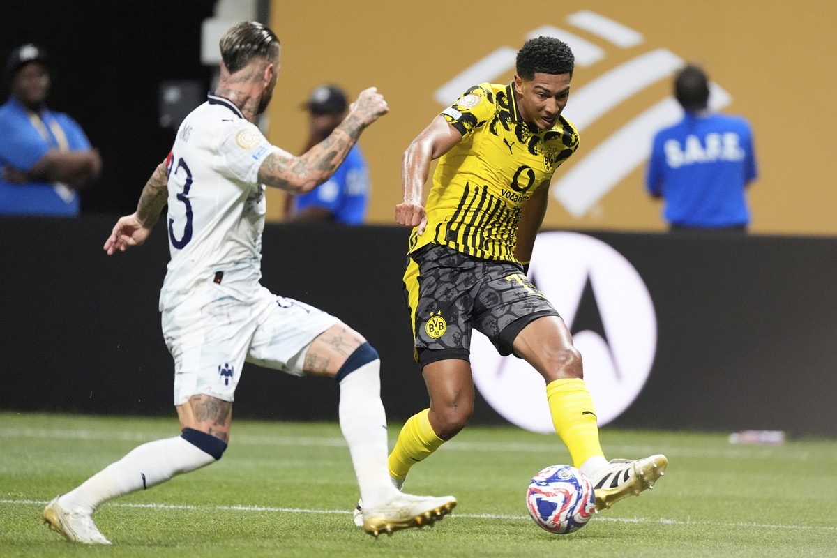 Borussia Dortmund&#039;s Jobe Bellingham, right, kicks the ball past Monterrey&#039;s Sergio Ramos during the Club World Cup round of 16 soccer match between Borussia Dortmund and CF Monterrey in Atla ...