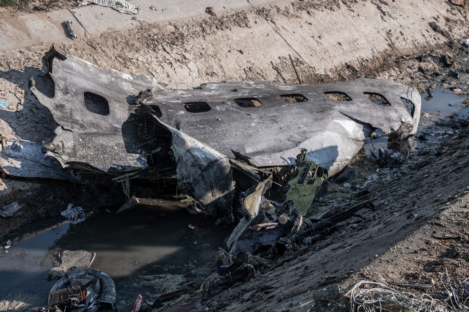 Trümmerteile des abgestürzten ukrainischen Flugzeugs im Iran.