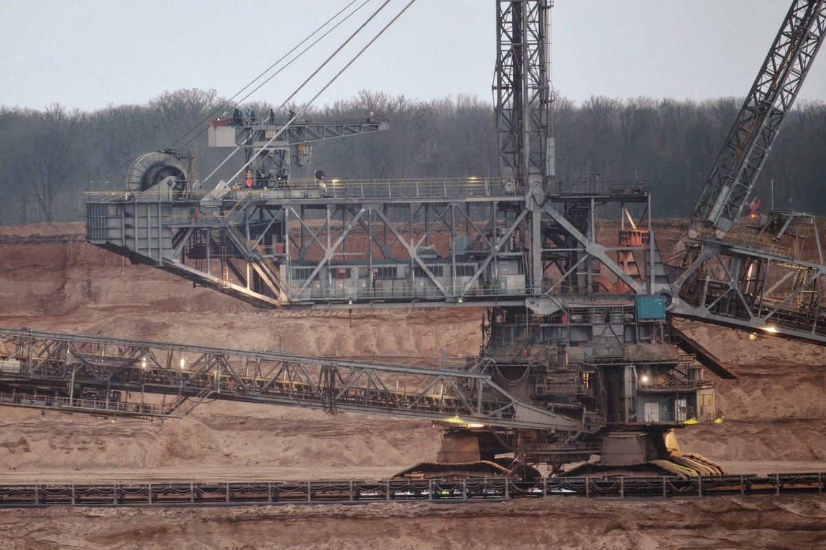 16.01.2023, Nordrhein-Westfalen, Elsdorf: Klimaaktivisten haben einen Schaufelradbagger im Braunkohletagebau Hambach im rheinischen Braunkohlerevier besetzt. Nach Angaben der Protestgruppe «Gegenangri ...