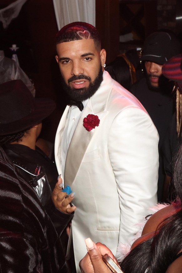 LOS ANGELES, CA - OCTOBER 31: Drake at the Costume Couture 2021 Halloween Party at The Highlight Room at Dream Hollywood in Los Angeles, California on October 21, 2021. Credit: Walik Goshorn/MediaPunc ...