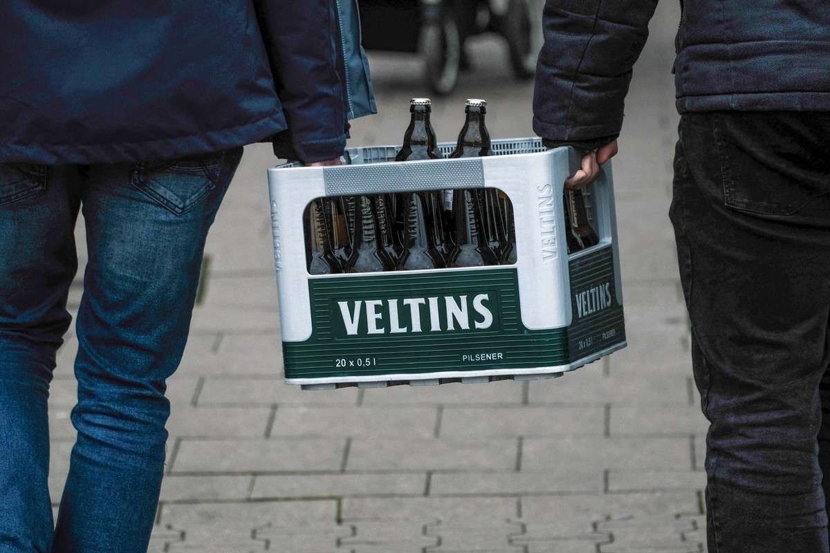Düsseldorf 31.12.2022 Glasflaschen Pfandflaschen Flaschenpfand Pfandsystem Mehrwegsystem Mehrweg Konsum Lebensmittel Bierkisten Bierkasten Bierkästen Flaschenbier Pfandrückgabe Veltins Pils Getränkema ...